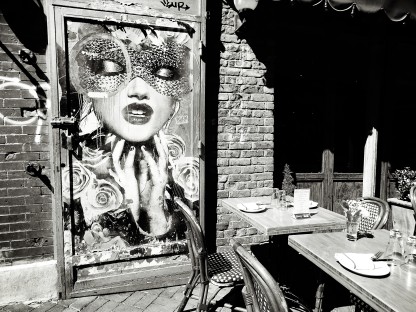 Café et street art noir et blanc